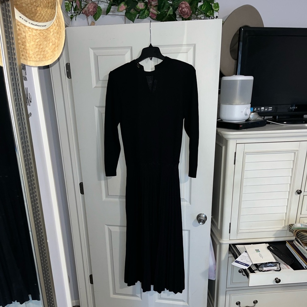 St. John Elegant Black Long Sleeve Dress